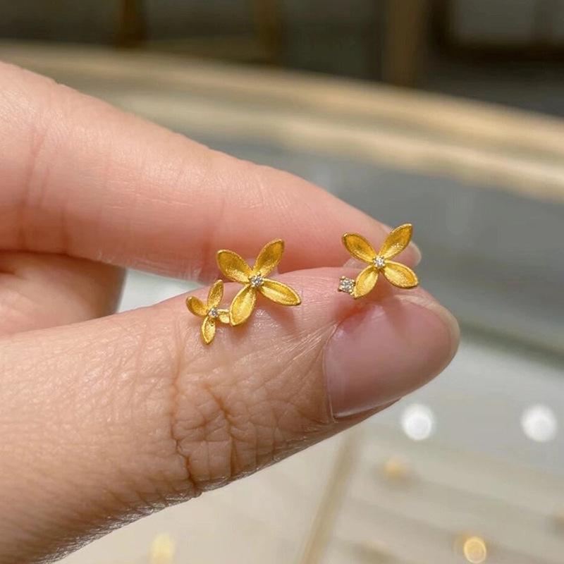 Асимметричные золотые серьги-гвоздики с цирконами в виде цветов - Элегантный женский аксессуар и подарок. золотой