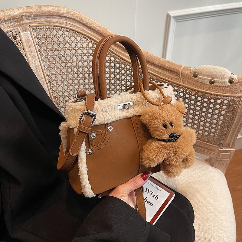 Autumn and Winter Retro Lamb Wool Tote Bag Women's 2025 New Shoulder Messenger Bag High-end Fluff Portable Bucket Bag