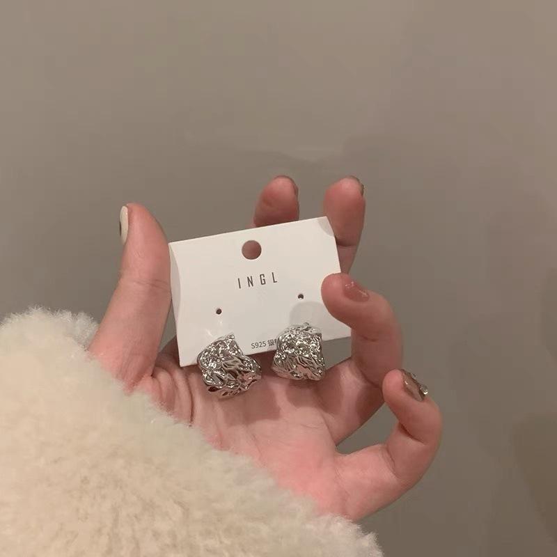 New trendy niche earrings light luxury high-end pleated metal French exquisite simple ear jewelry stud earrings