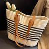 Große strohgewebte Umhängetaschen für Damen Strandurlaub Damenhandtaschen Lässige gestreifte Pendler Damen Eimer-Tote