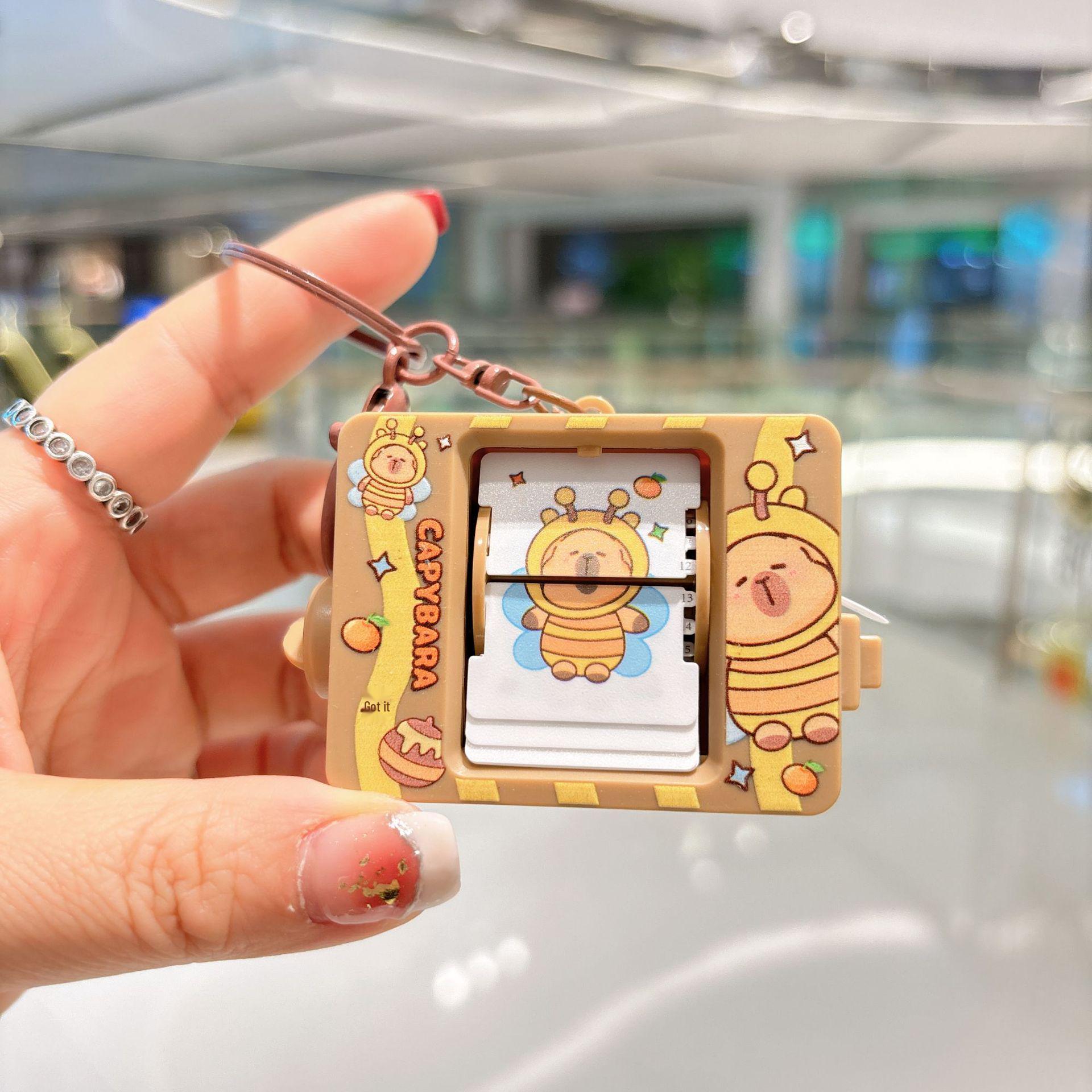 

Карикатурный брелок с капибарой: Светящийся кулон-подвеска на рюкзак и игрушка-антистресс в подарок