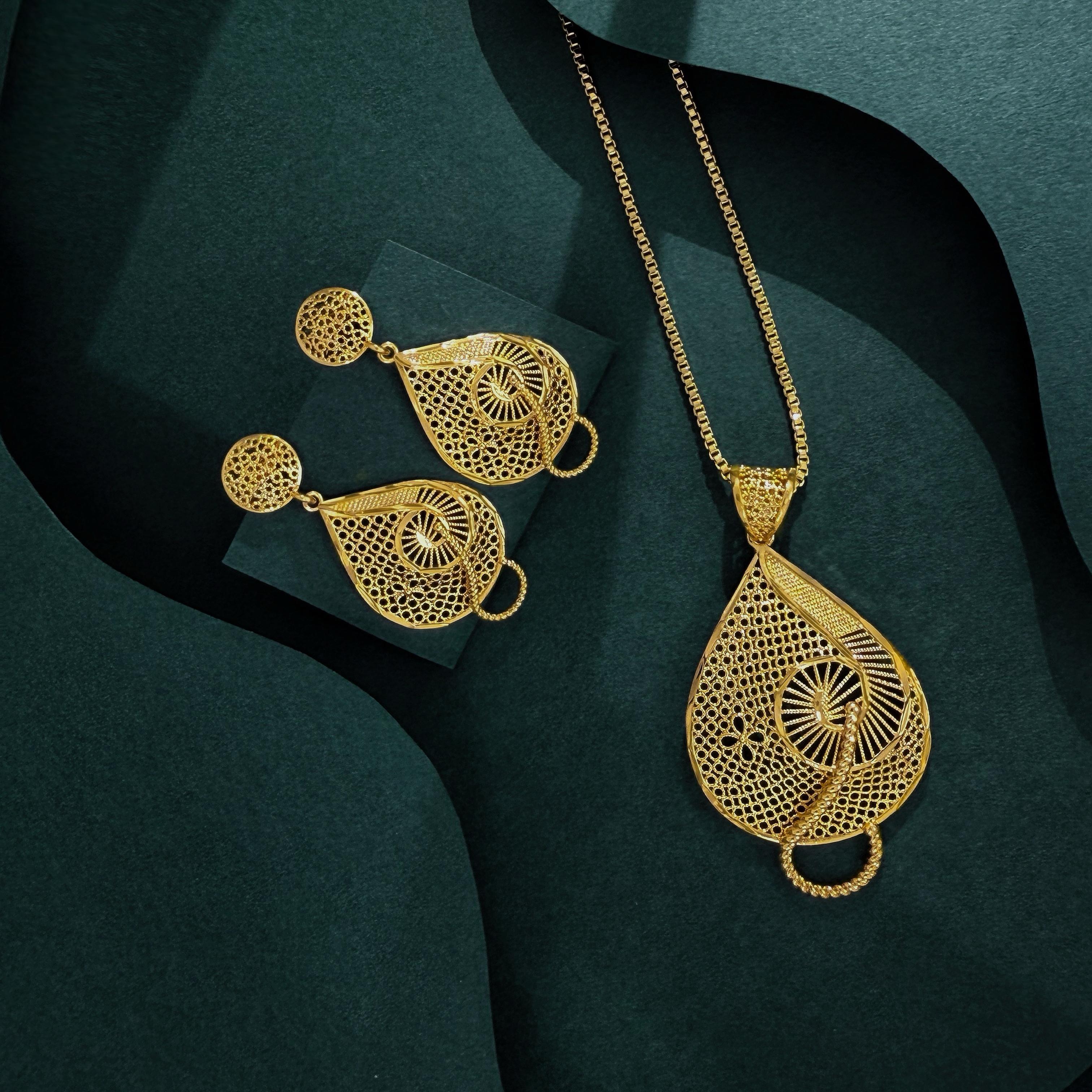 

CMM Изысканный Золотой Ювелирный Набор Серьги-Капли Подвеска-Ожерелье Сложный Дизайн Идеально для Вечернего Наряда Роскошная Мода для Женщин золотой