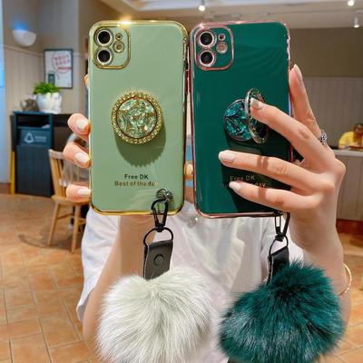 Luksus Bling Diamond Ring Holder Håndleddsstropp Pels Ball Plating Støtfanger Telefonveske For iPhone Samsung Xiaomi Huawei Girls Søt TPU støtsikkert bakdeksel
