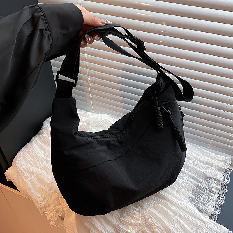 

Large capacity simple fashion personalized casual dumpling bag women s trend new solid color student class messenger bag чёрный
