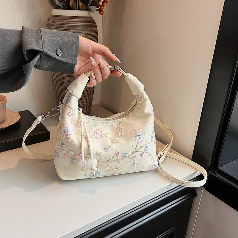 Exquisite Flower Embroidery Hobos Chinese Style Shoulder Bags 2026 High Quality Sense of Luxury Designer Style Women's Handbags