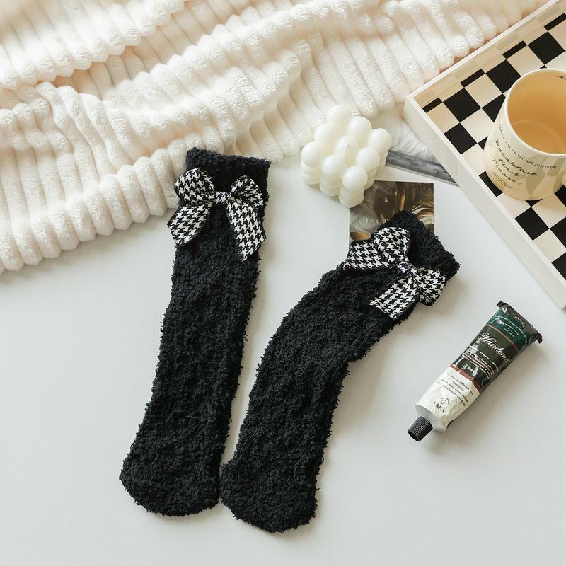 Women's Black and White Coral Fleece Non-Shedding Mid-Tube Socks – Thickened, Plus Velvet, Perfect for Autumn/Winter Home Comfort