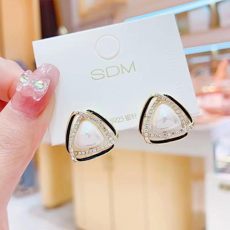 Hyperbole Triangle Imitation Pearl Crystal Black Enamel Stud Earring for Woman New Geometric Sweet Brincos Jewelry Orejeras Gift