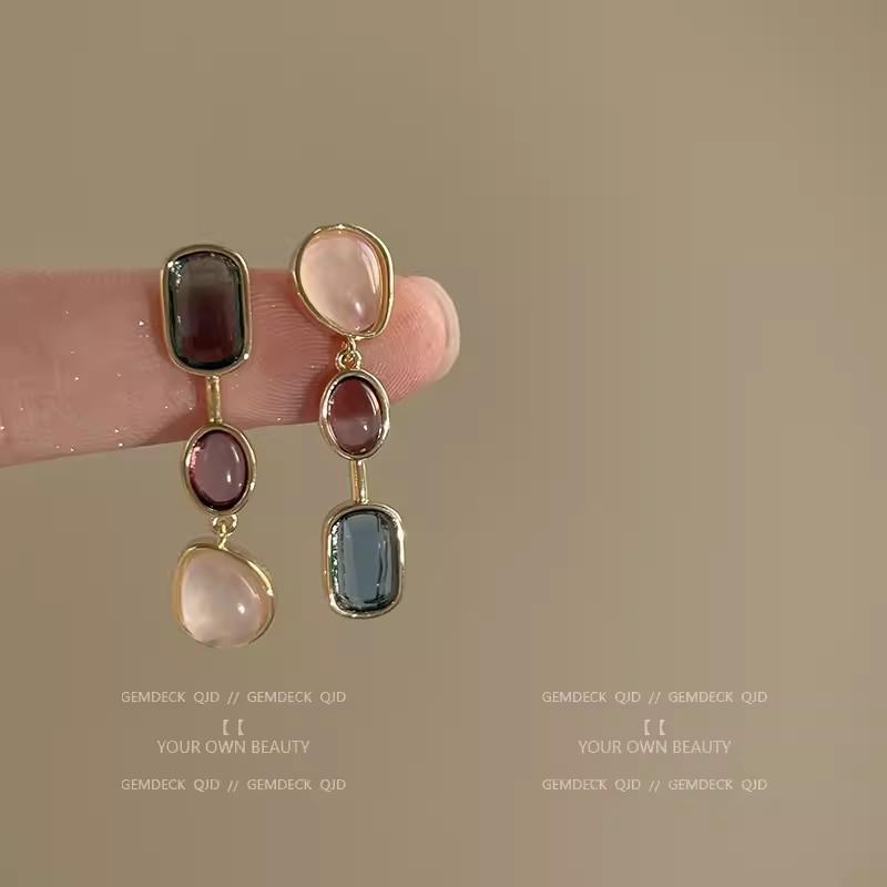 

Винтажные асимметричные серьги с цветными камнями и серебряной иглой, нишевый дизайн высокого класса, контрастные цвета, осенне-зимние клипсы.