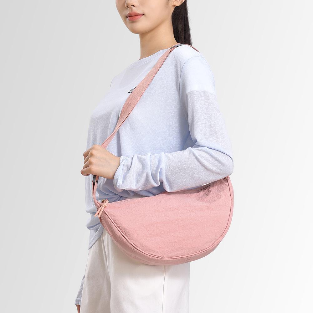 Wearing A Dumpling Bag Under The Arm, A Single Shoulder Bag, A Lightweight Bag, A Casual Crossbody Bag
