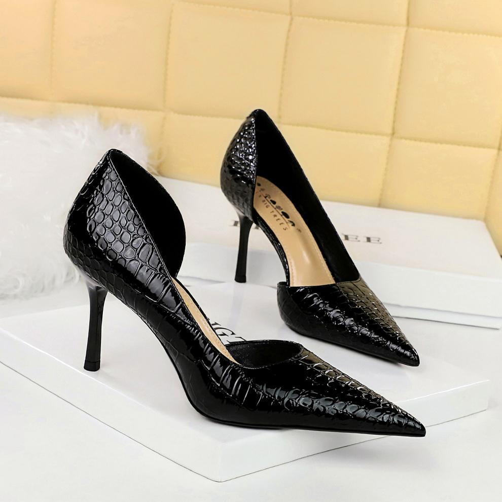 

Очень высокие каблуки, тонкие каблуки, неглубокий носок, заостренный носок, боковые вырезы из лакированной кожи с узором под змею. Женские туфли, одиночные туфли 39 чёрный