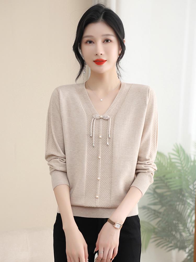 2024 Women's Stylish Knit Base Layer Top for Middle-aged and Elderly Moms - Versatile Spring/Autumn Sweater