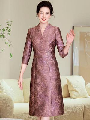 Elegantné spoločenské šaty na jeseň 2025 pre svokru - Štýlový formálny outfit pre ženy stredného a vyššieho veku