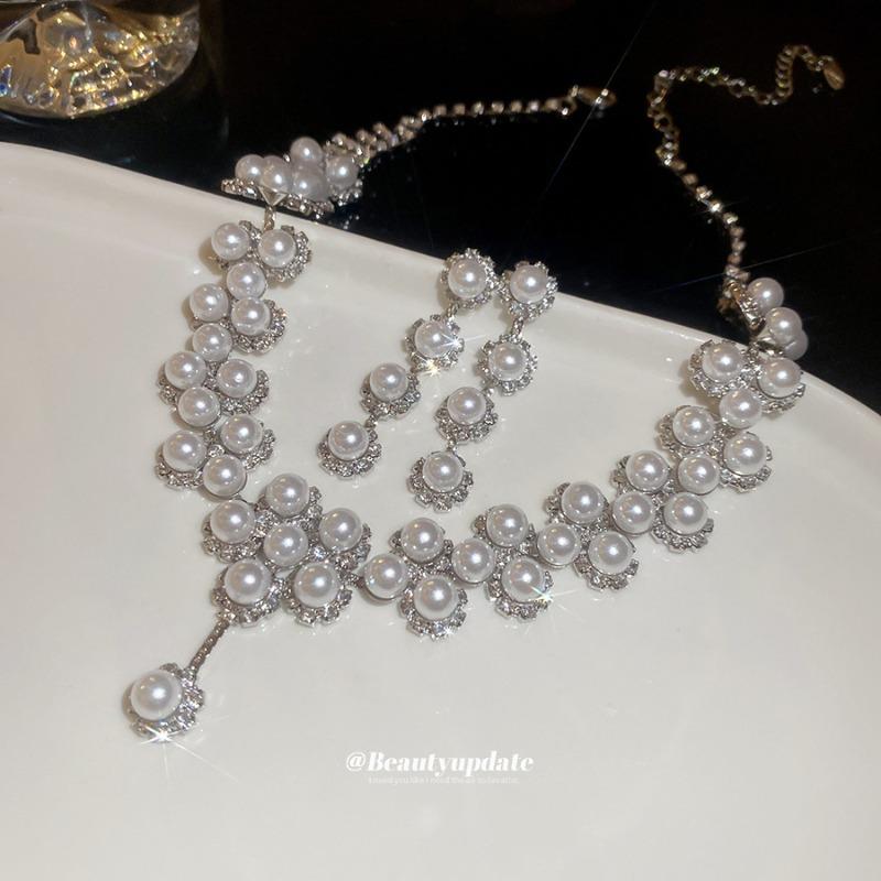 Diamond-encrusted flower pearl stud earrings necklace court style exquisite elegance temperament jewelry set light luxury high-end jewelry