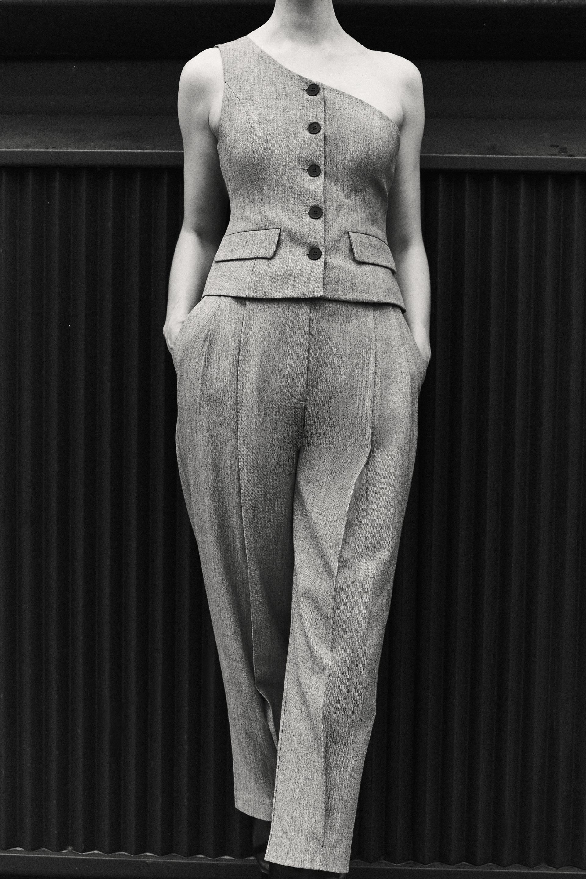 

БРЮКИ МОРКОВНОГО КРОЯ С ВЫТОНАМИ