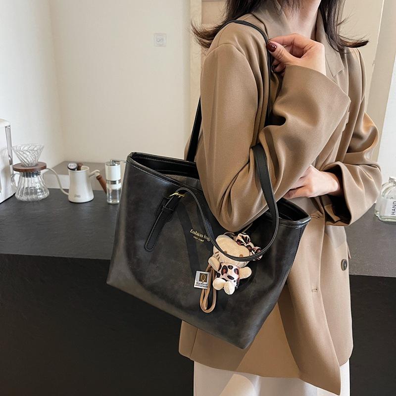 

Сумка премиум-класса большой вместимости женская 2025 новая модная трендовая сумка на плечо сумка подмышку универсальная сумка-тоут 35*12*25 чёрный