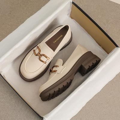 Petites chaussures à plateforme en cuir avec talons épais et semelles souples