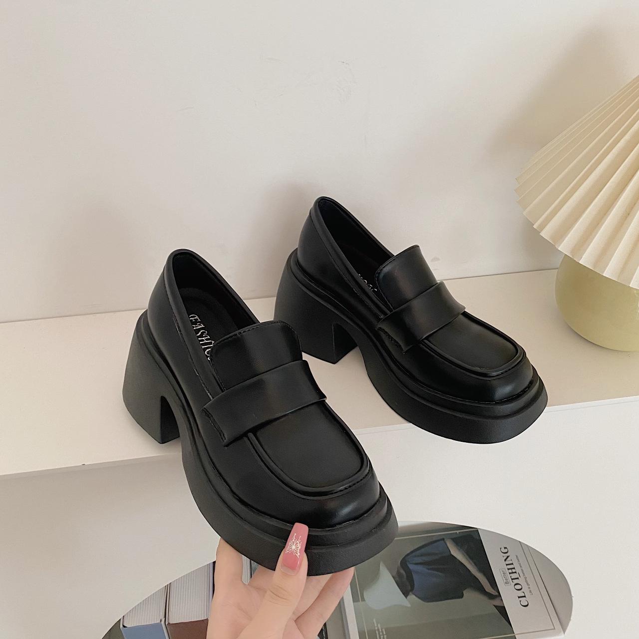 

Черные универсальные повседневные японские простые туфли на платформе из маленькой кожи женские 2025 новые летние с мелким вырезом Мэри Джейн одинарные туфли 39