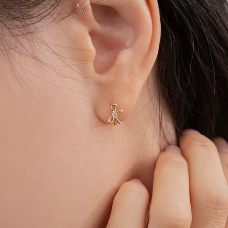 LUNNE 14k Baguette Stone Ribbon One-Touch Earrings (14k Gold) #LFE11