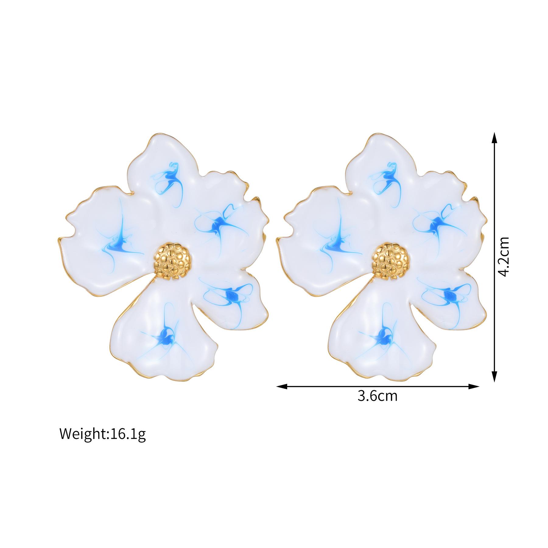 

Stainless steel enamel flower earrings paired with Chinese blue and white porcelain and painted ear ornaments