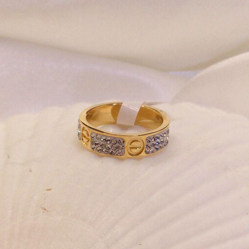 Statement-Ring aus titanlegiertem Stahl mit Diamanten