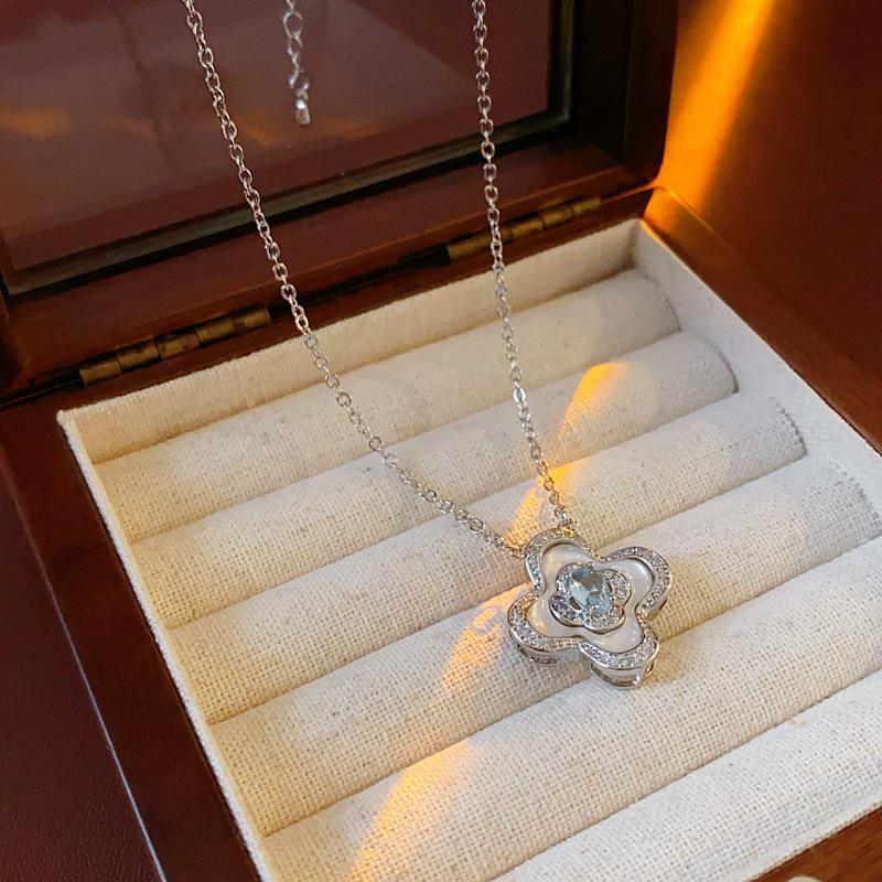 

Ожерелье с цветком из циркония и бриллиантов, модное, универсальное, для поездок на работу, цепочка на ключицу, легкая роскошь, изысканное чувство, нишевый аксессуар белый