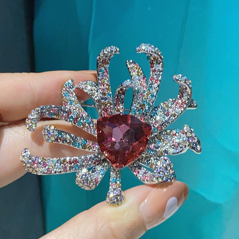 

Роскошная брошь «Хризантема» из австрийского хрусталя от Dili Xue