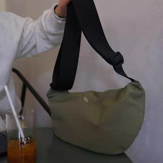 

Винтажная сумка кроссбоди в стиле корейского блогера - Легкая, с отличной текстурой и большой вместимостью оливковое зеленый