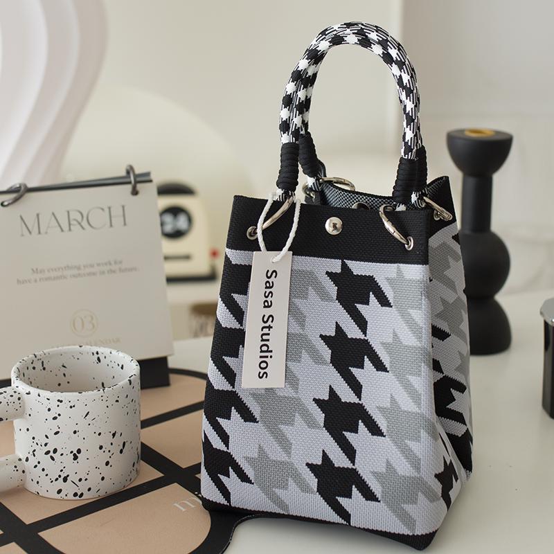 Stilvolle japanisch-koreanische Strickhandtasche: Große Tragetasche & Tragbare Pendel-Quadrat-Tasche