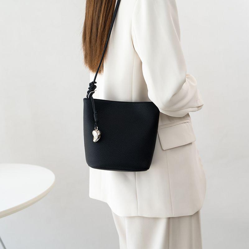 

Popular Niche Fashion Small Bucket Bag Women 2025 New All-Match Soft Leather Simple Casual Shoulder Bag Messenger Bag Fashion