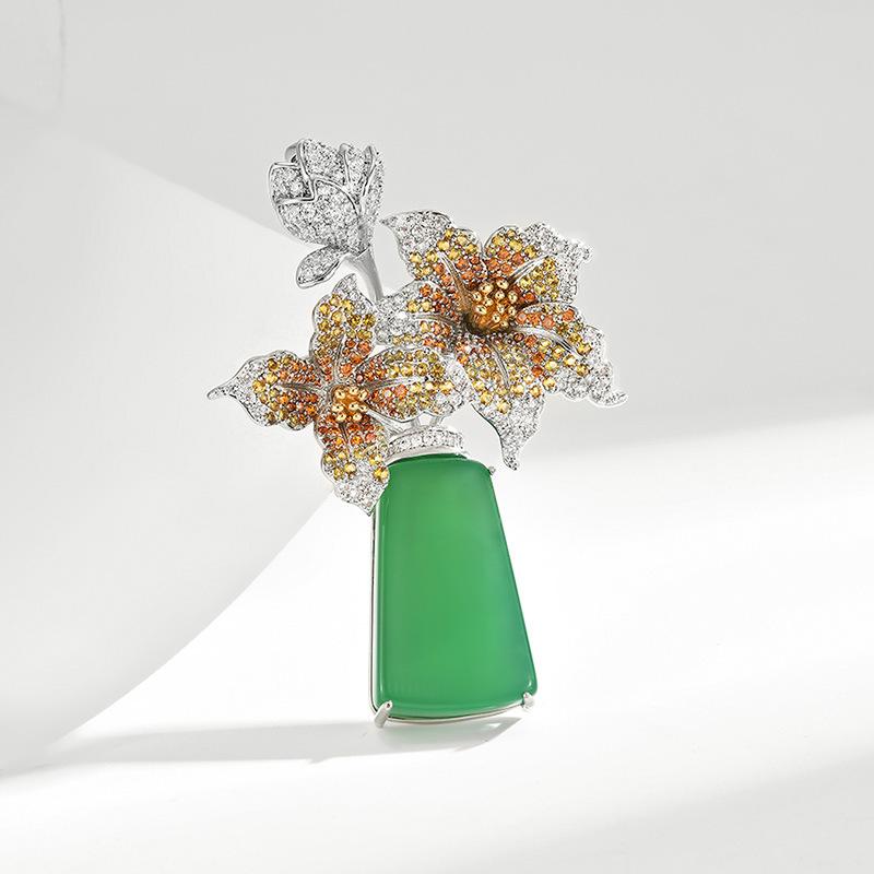 XM BR400 Silver Plated Green Agate Vase Brooch With Flower and Cubic Zirconia for Women зелёный