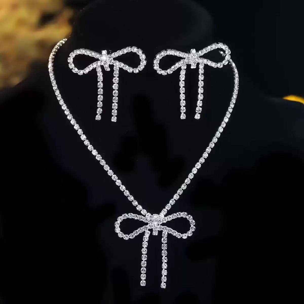 

Элегантный межконтинентальный свадебный набор из страз: колье и серьги