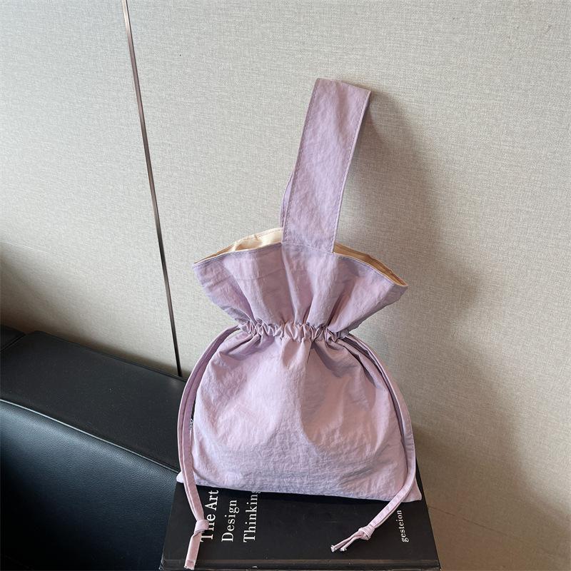 Lässige tragbare Handtasche aus Nylon für Damen, schlichte und leichte Handgelenktasche, Nischenmode, Kordelzug-Beuteltasche, Trend