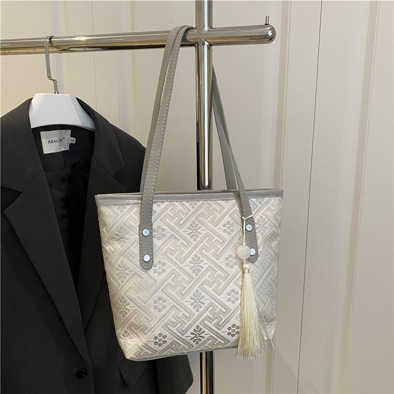 Fashion sense large capacity tote bag women's summer new casual shoulder portable college student class commuter bag