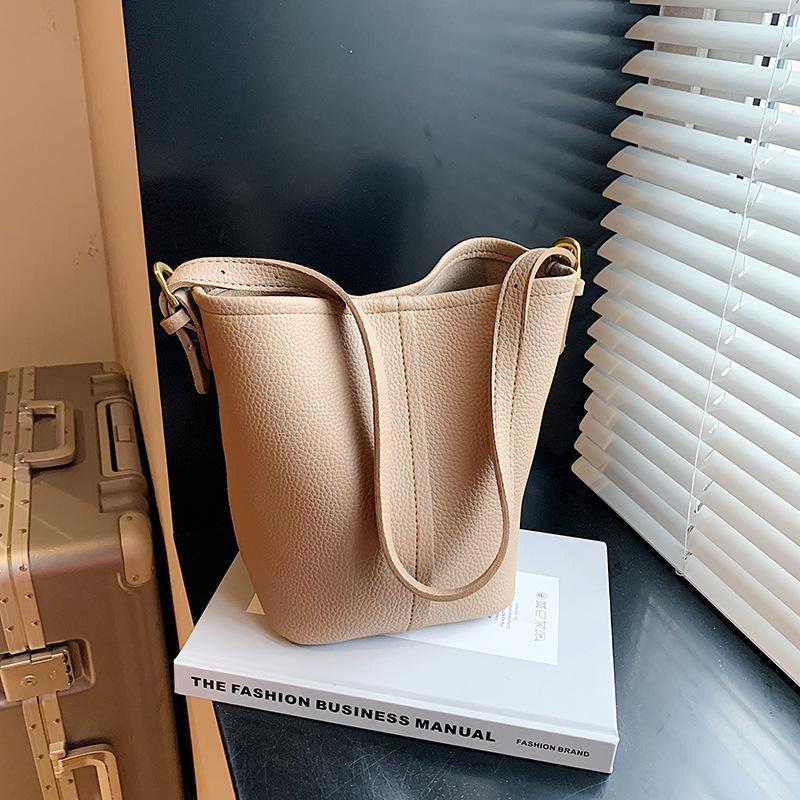 Korean niche bag women's 2025 new super fire summer crossbody bucket bag fashion commuter shoulder armpit bag