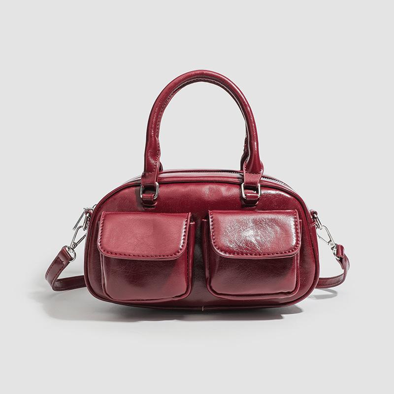 

Корейская версия трендовой нишевой дизайнерской сумки-багета под мышкой женская 2025 осень новая на плечо сумка-бостон сумка для боулинга красный