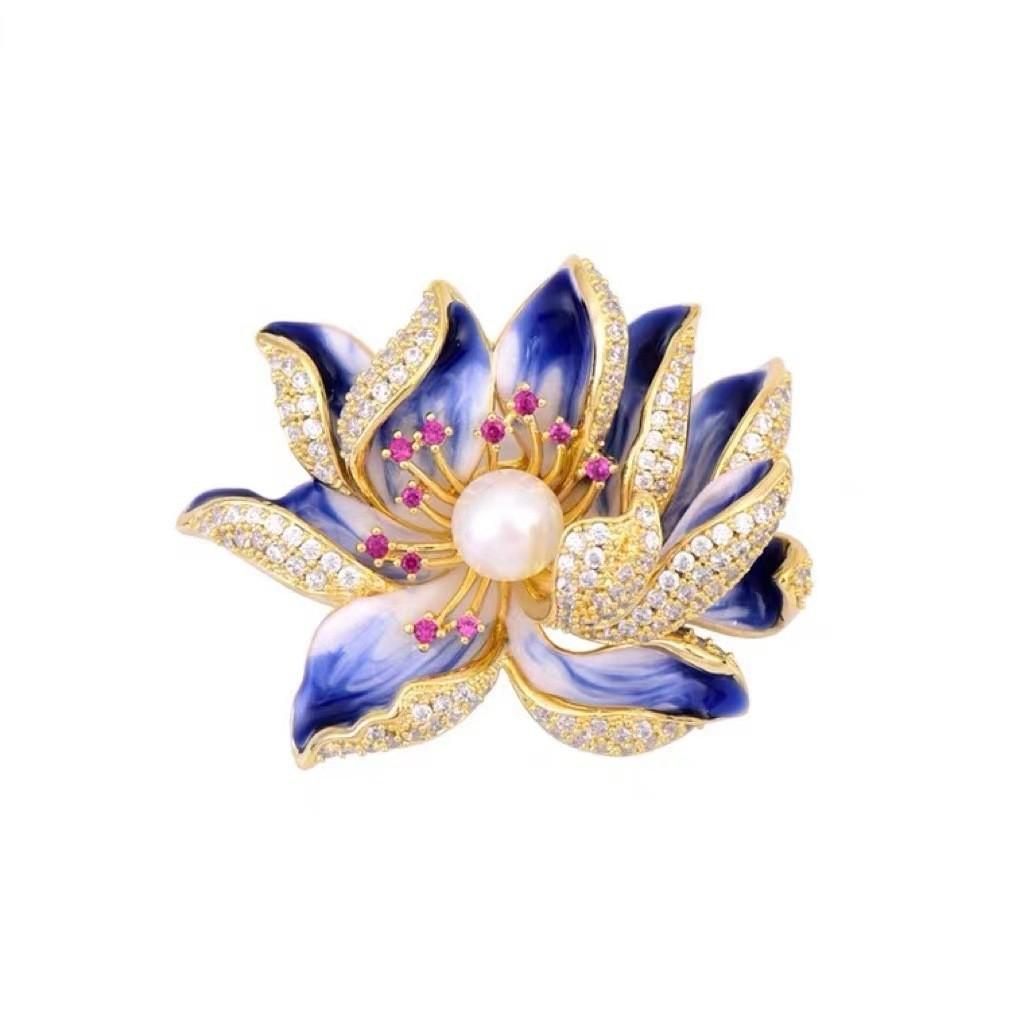 

Classical Brooch Lotus Flower Shape Inlaid Faux Pearl With Shiny Tiny zirconia Pin Sweet Lady Costume Accessories синий