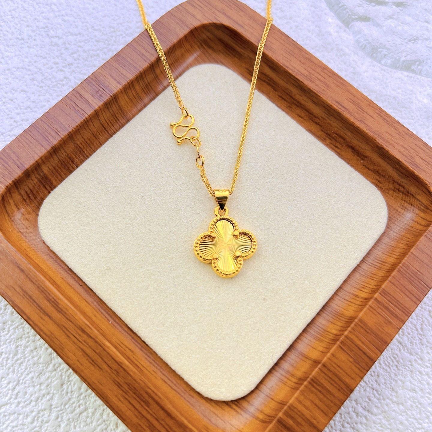 

Exquisite and Stylish Four-leaf Clover Necklace Exuding A Light Luxury and Sophisticated Feel A Versatile Clavicle Chain