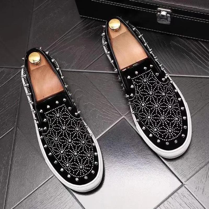New Men Sneakers Tide Leather Casual Shoes Fashion Luxury Rivet Flat Skateboard Shoes man Leisure Slip-on Loafers Shoes for Men