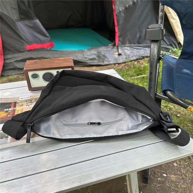 Borsa a tracolla minimalista con tracolla regolabile e tasca anteriore con zip