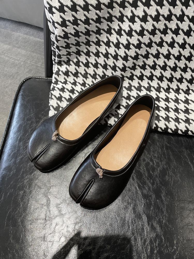 

Мода 2025А Новый стиль кожаных туфель с разделением пальцев, женские неглубокие серебристые туфли на каблуке-копытце и балетки 40 чёрный