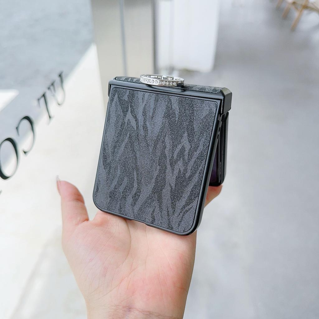 For Samsung Galaxy Z Flip7 FE 5G/Z Flip6 5G Feather Pattern PU Leather Coated PC Phone Cover with Ring Kickstand