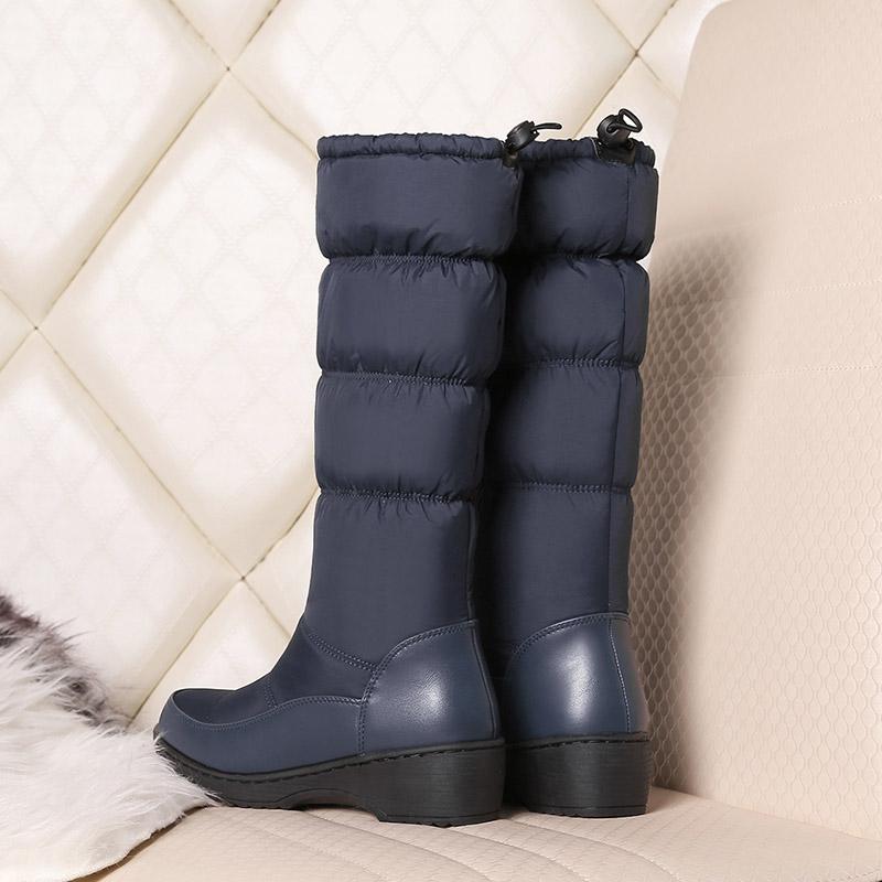 Dámské sněhule jsou v zimě nutností. Hřejivé a pohodlné plyšové ležérní kozačky střední délky s nízkým podpatkem