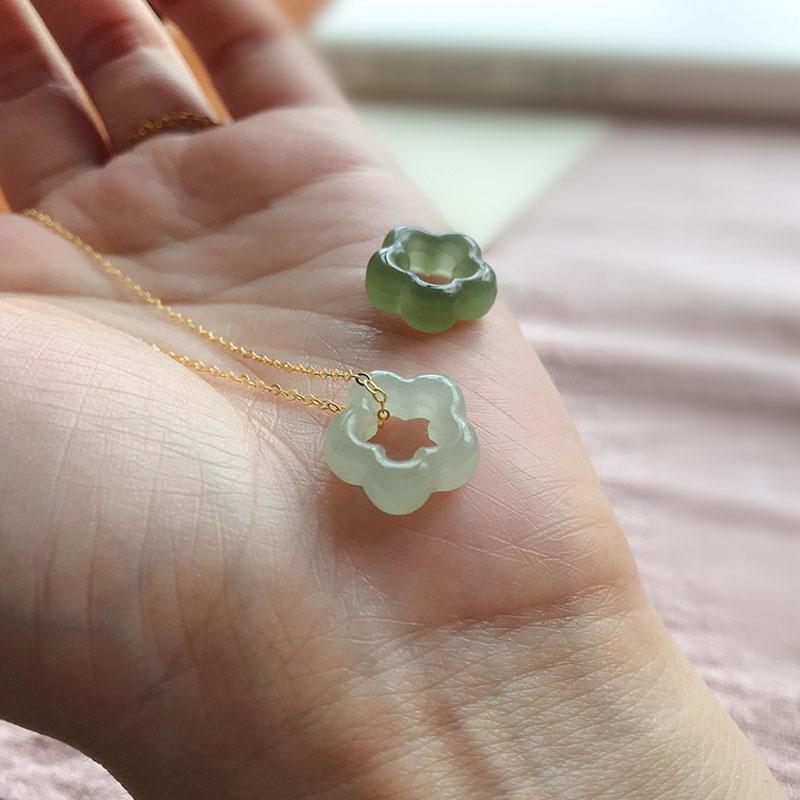 Fashion Jade Plum Blossom Necklace Clavicle Chain for Women Small and Antique Style Flower Collar Chain Hollow Exquisite Jewelry