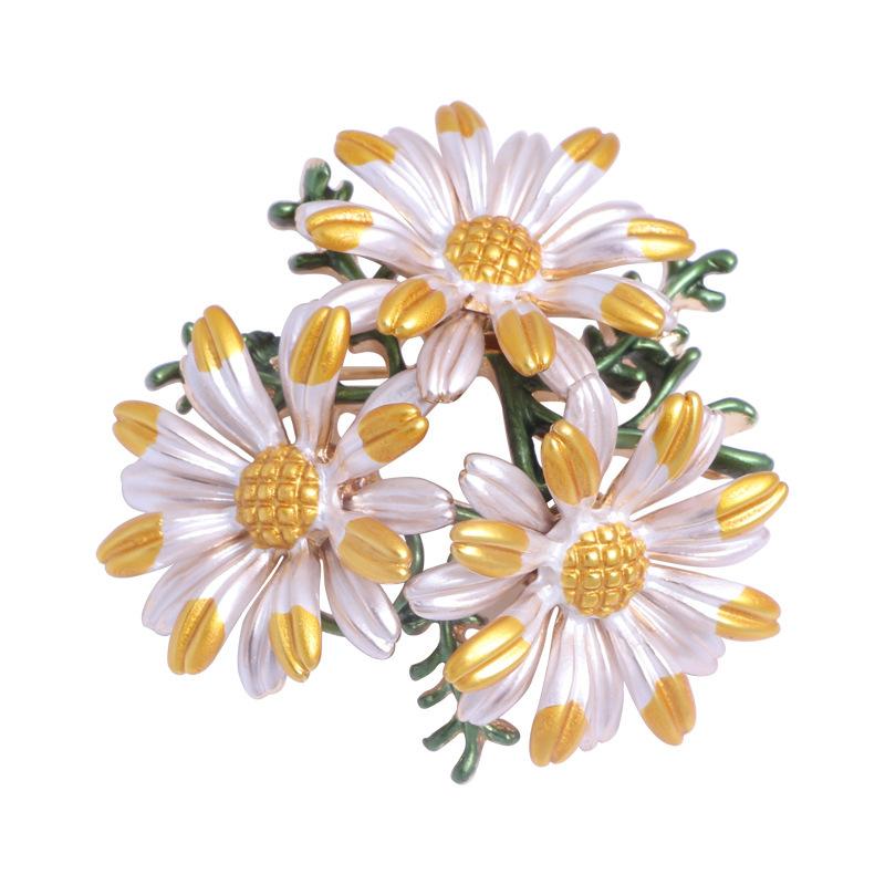 Милые гранатовые ромашки, стразы, масляные капли, цветочные корсажи, модные однословные булавки, шелковые шарфы, пряжки, броши.