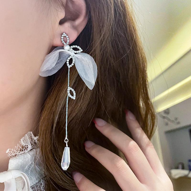 Super Fairy Gauze Flower Diamond Earrings Female New Online Celebrity Ear Jewelry Temperament Long Crystal Tassel Earrings.