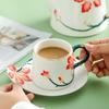 Set van koffiekop en schotel van reliëfkeramiek
