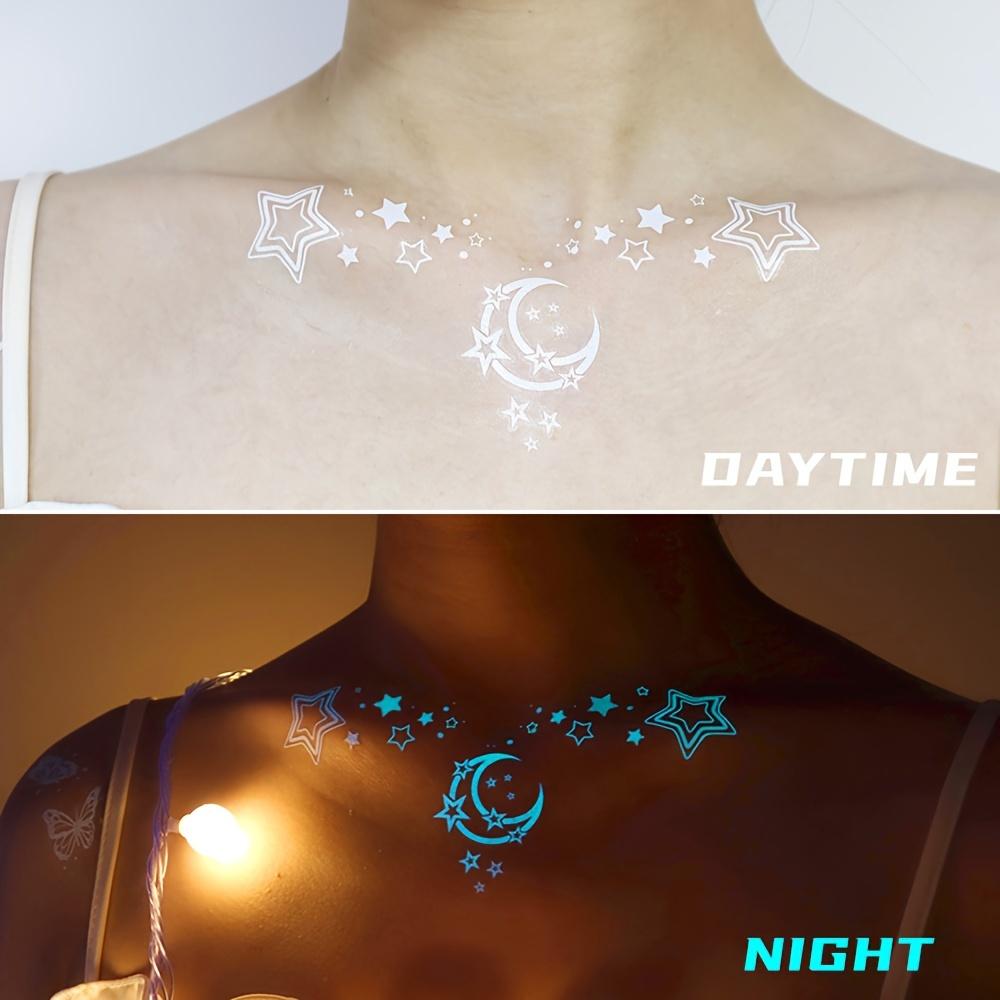Adesivi per tatuaggi luminosi blu con luna e stelle per donne, design bianco, finti braccialetti, collane, tatuaggi per viso, petto, braccio, mano, dita, tatuaggio all'henné