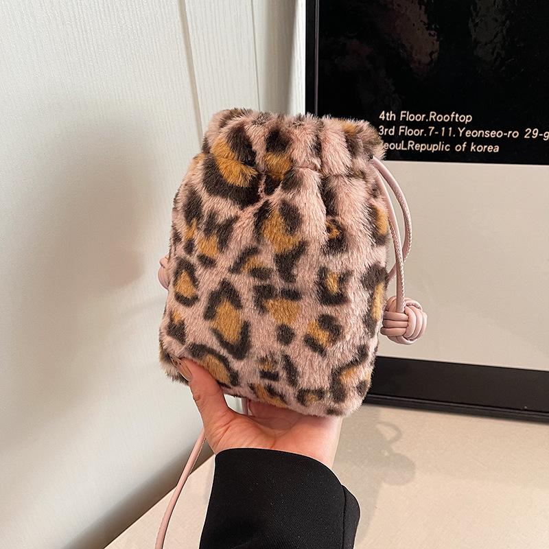 Plush Bag Women's 2025 Autumn and Winter Niche Leopard Print Shoulder Bag Popular Fashion Commuter Messenger Bucket Bag