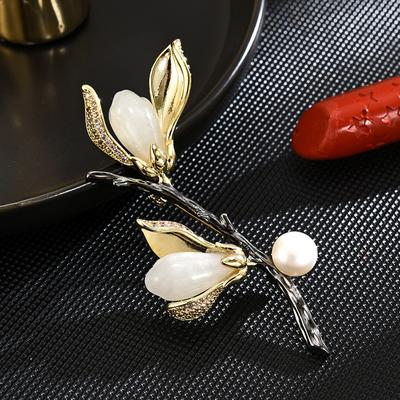 Broche de magnolia Broche de temperamento de lujo para mujer Broche de jade hetiano natural Broche de perla de agua dulce