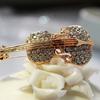 Wedding Party Favor Personalized Gifts for Guests Violin Brooch Bling Crystal Pins Love Lapel Brooches Rhinestone Brooch